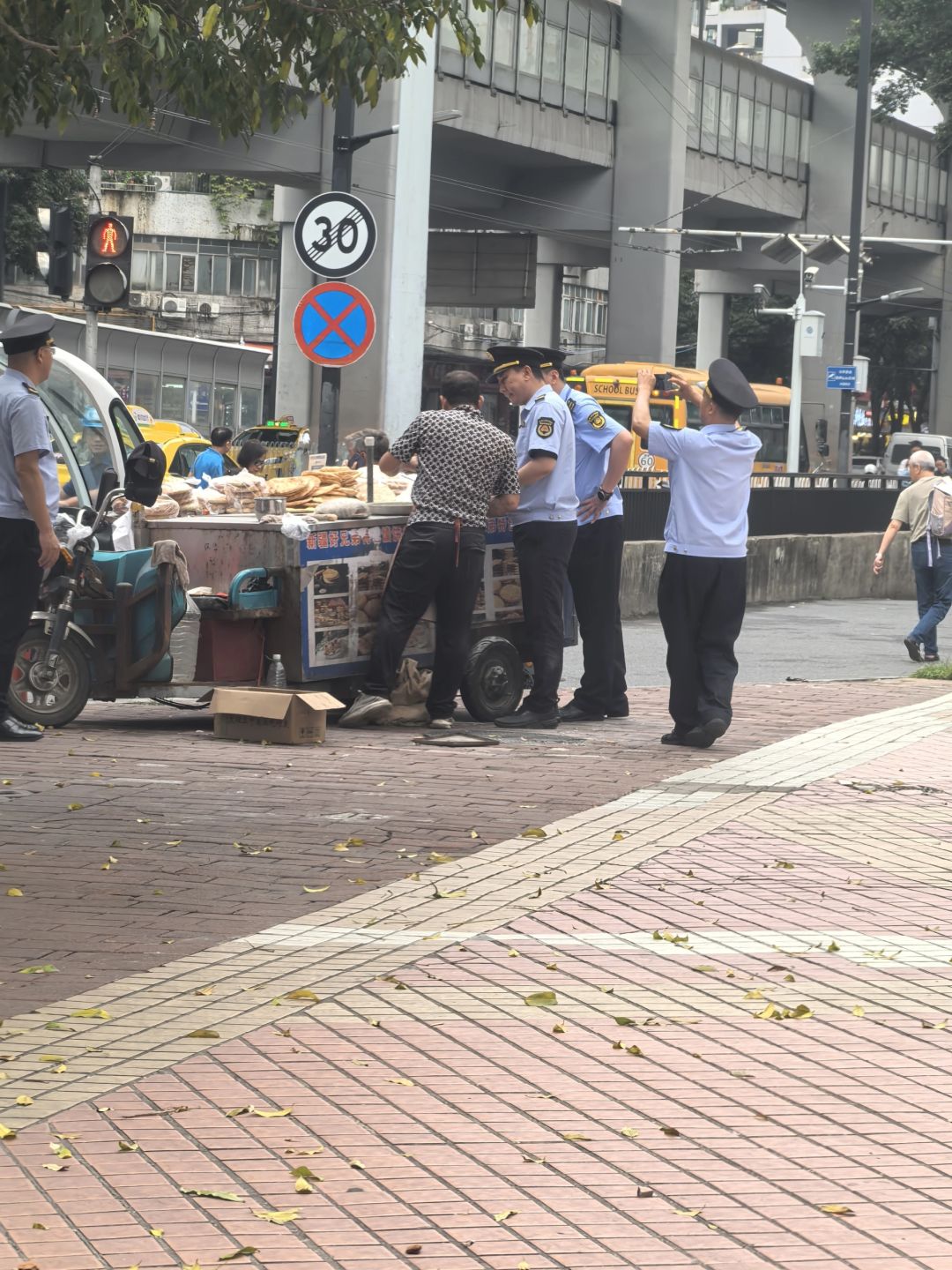 城管来了也赶不走，拍完照就走了！