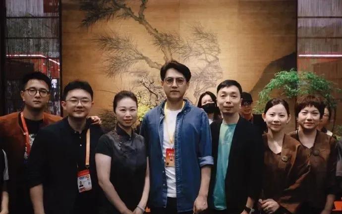感觉今年白玉兰最佳男演员奖应该是靳东吧，这个奖没啥悬念，毕竟于和伟、张若昀、窦晓