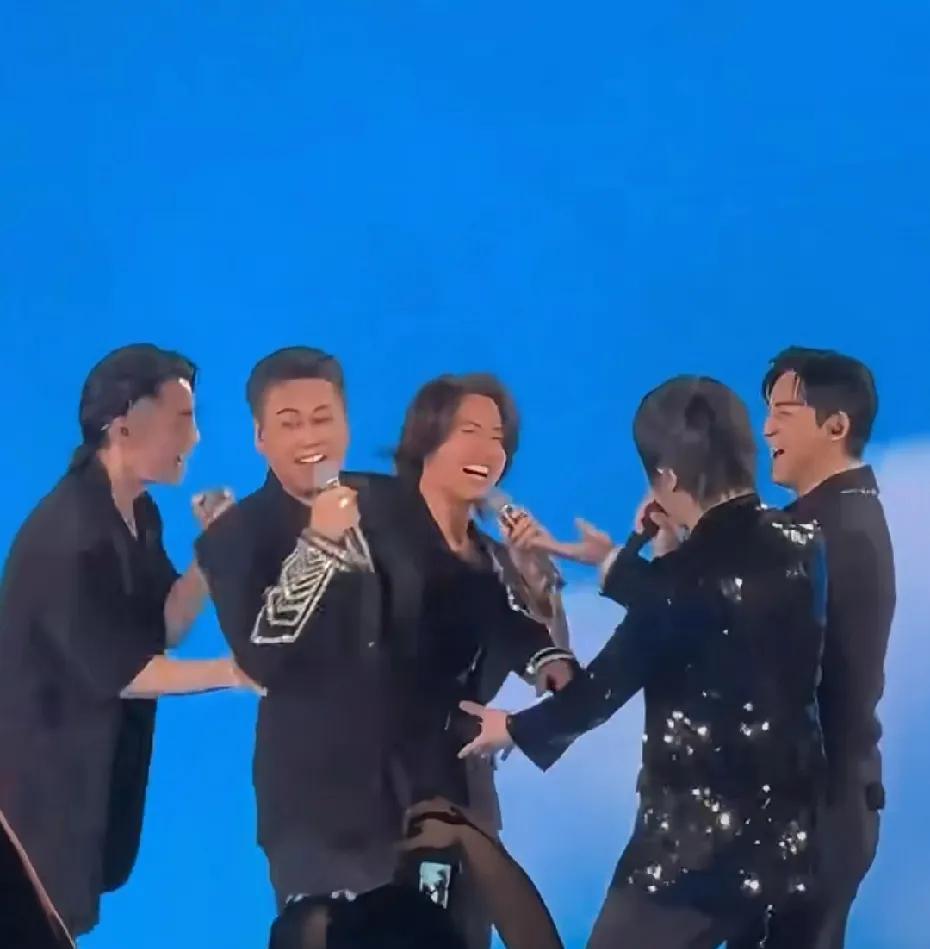 朱孝天被哄好了，合体演唱不像之前那样生硬不合群。网友直言不哄好了，他们就赚不了钱