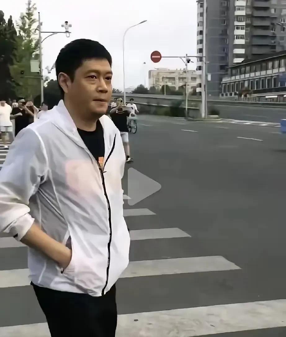 莎莎最近有点忙，
忙到都不来训练了，
coco也只好约上好哥们翔哥，
两人骑着心