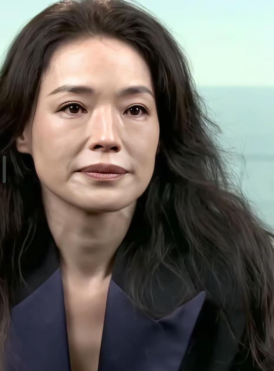没有生孩子的女人都不要学舒淇了
虽然舒淇很会保养
她也很有气质，但是说句实在话，