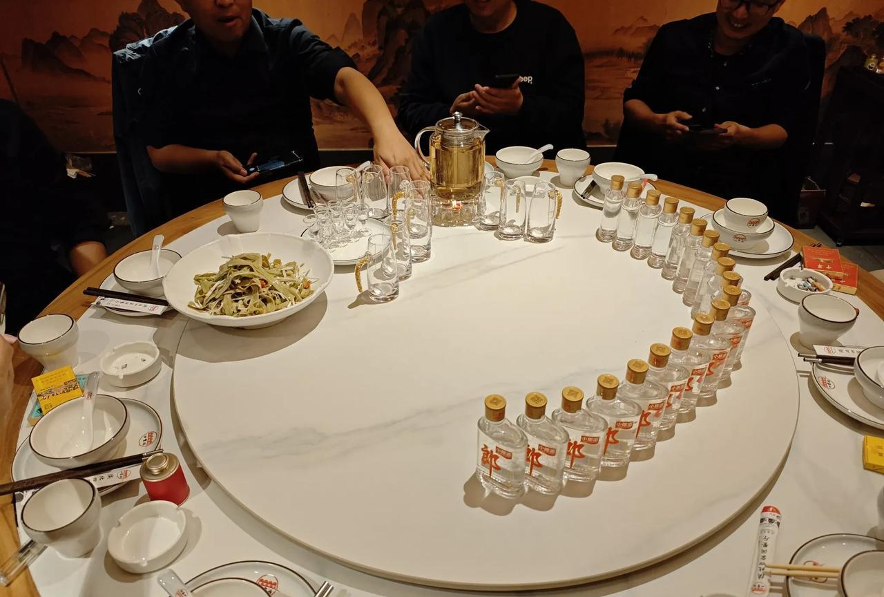 特朗普这是在玩弄美国，也在玩弄全世界。
现在出现的混乱无序毫无规则的失控状态就是
