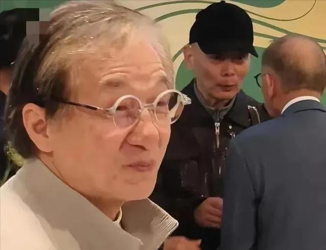 71岁的成龙，老的真坐实。
头顶上的头发只有几绺长头发，头顶拔的都要到后脑勺子上