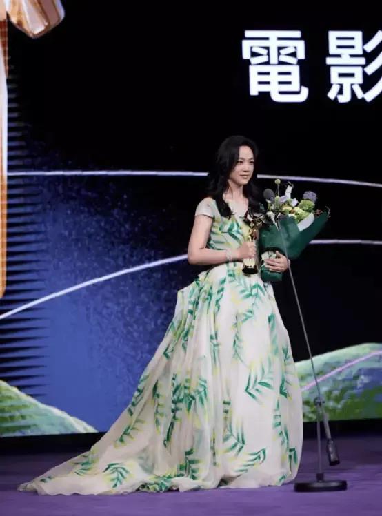 她真的把女神力拉满了！获亚洲电影大奖，现场秀四种语言，粤语、普通话、英文，还有一