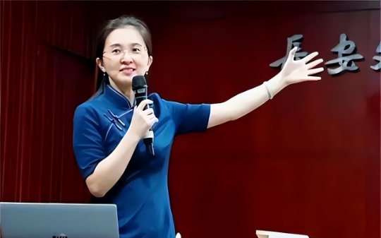 纪实：美女校长胡红梅堕落记，凭才貌走上巅峰，成文字小偷跌下神坛