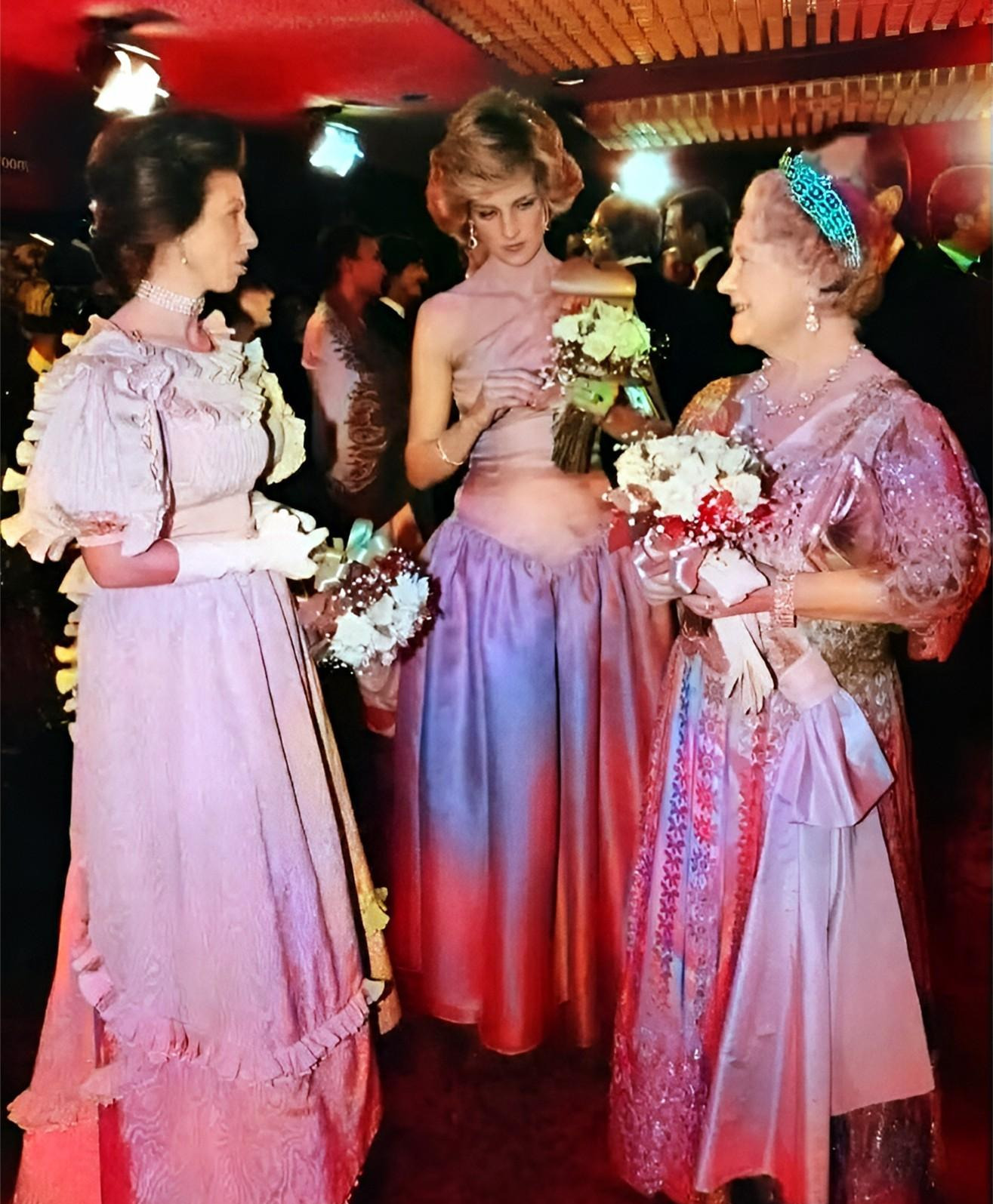 王室三代女性同框照背后的故事











你敢信？一张看似温馨的王室三