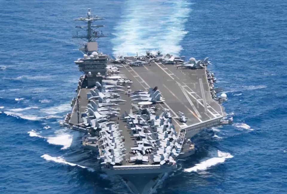 辽宁舰这艘航母，舰龄从建造算起快40年了，改装起来真棘手，不是模块化生产，动静大