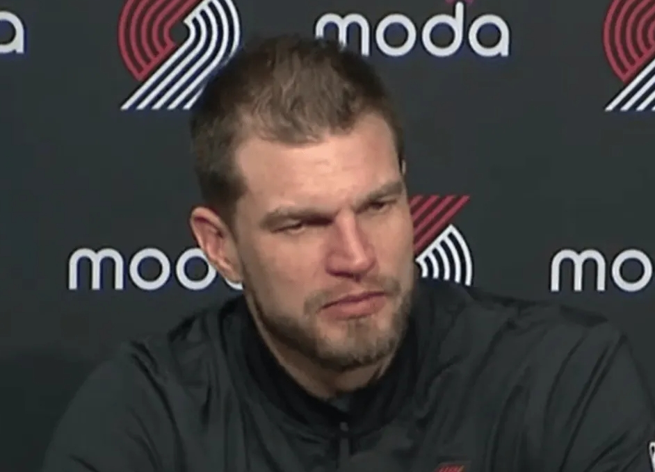 今天NBA常规赛开拓者主场对阵火箭的比赛已经结束。全场战罢，开拓者以111-10