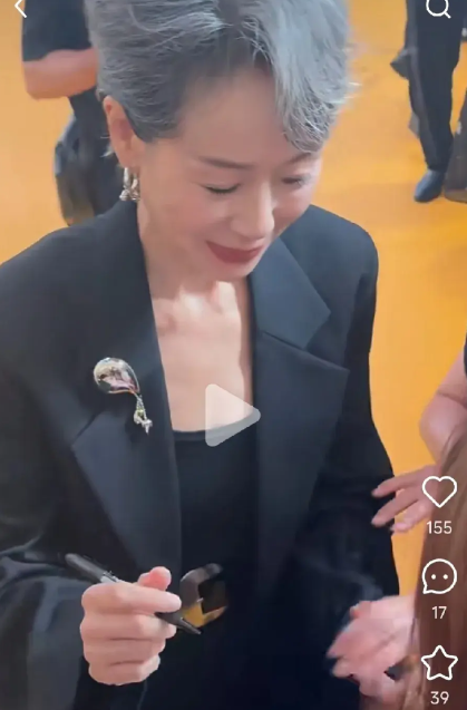 网友直呼，上海假日酒店活动中，叶老师太宠粉了！

今天下午的活动上，叶老师穿了一