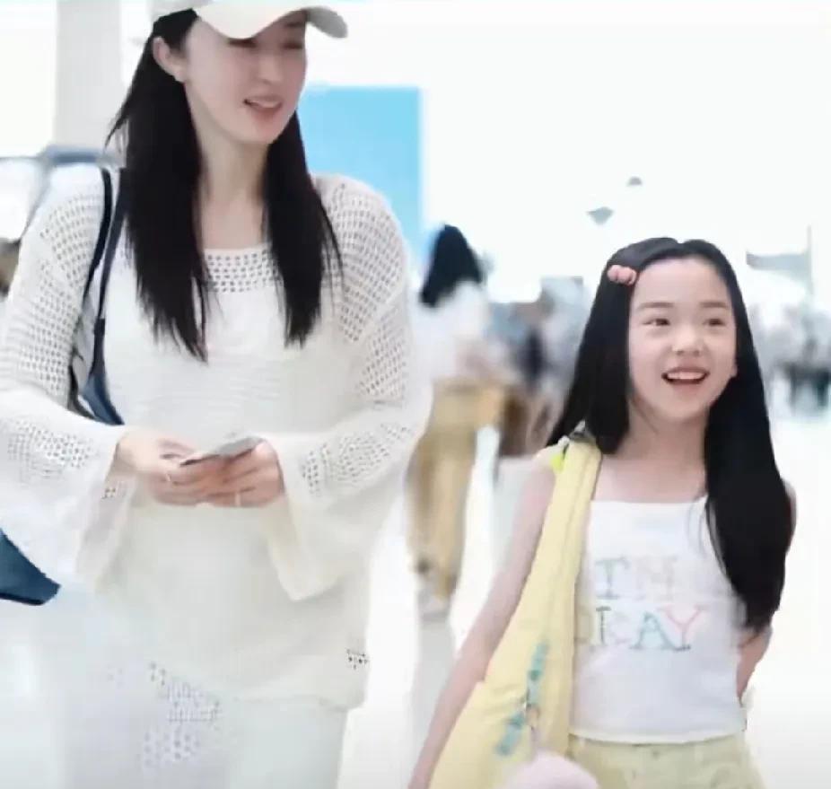 董璇二婚，
火的不是董璇，
也不是张维伊，
而是董璇的女儿小酒窝。
现在感觉全世