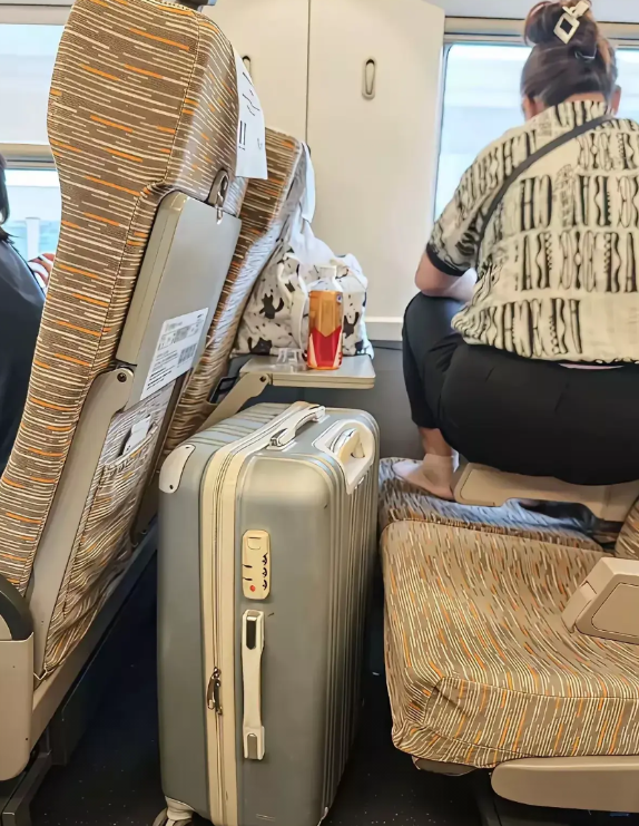“太缺德了”有一名男子乘坐高铁，看到一名女子脱了鞋子，双脚直接踩着座位，整个人坐