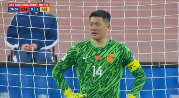 国足提前集训20天，澳大利亚逛街喝奶茶半场2-0领先！

今晚中国球迷真的太扎心