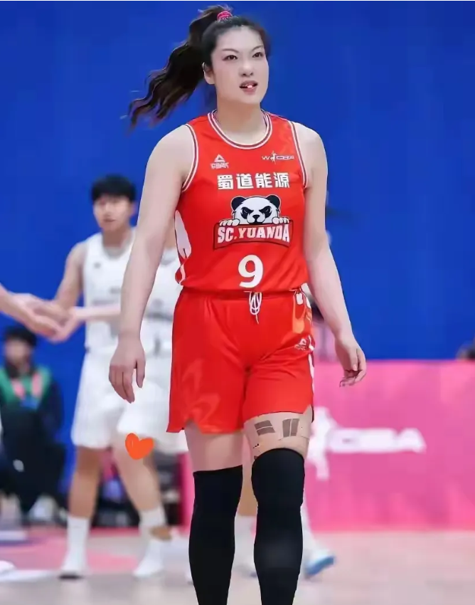 近日，女篮明星李梦与前国家队女篮助理教练结婚的消息引发了广泛关注。作为身高1米8