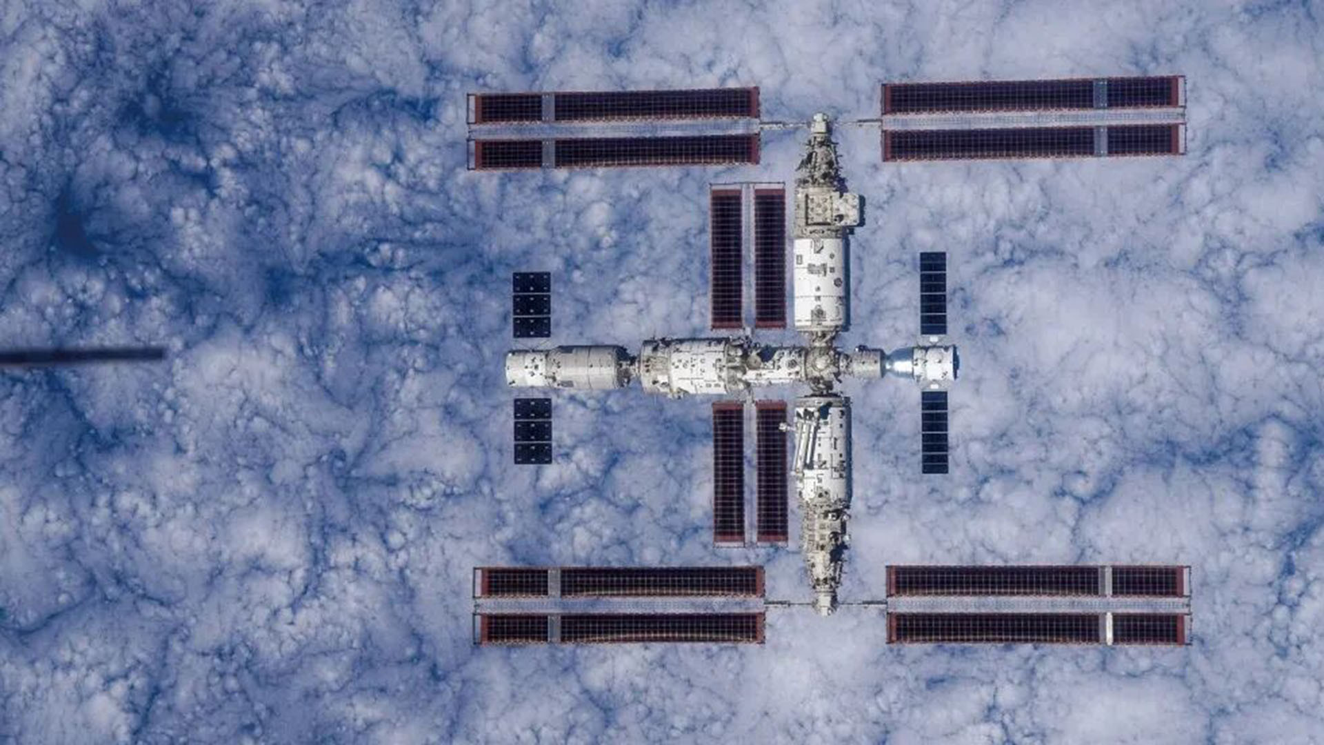 神二十被太空碎片撞击！太空那么大，怎么偏偏躲不过一小块碎片？ 空间碎片：咋成决定神二十航天员归期的炸