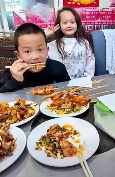 当看到那两个孩子天真无邪的照片，再联想到他们的悲惨结局，我的心像被重锤狠狠敲打过