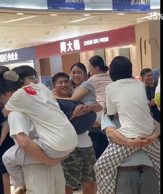 第一次参加这样的活动
抱老婆比赛
坚持一个小时奖励五克黄金
这个比赛如果让你参加