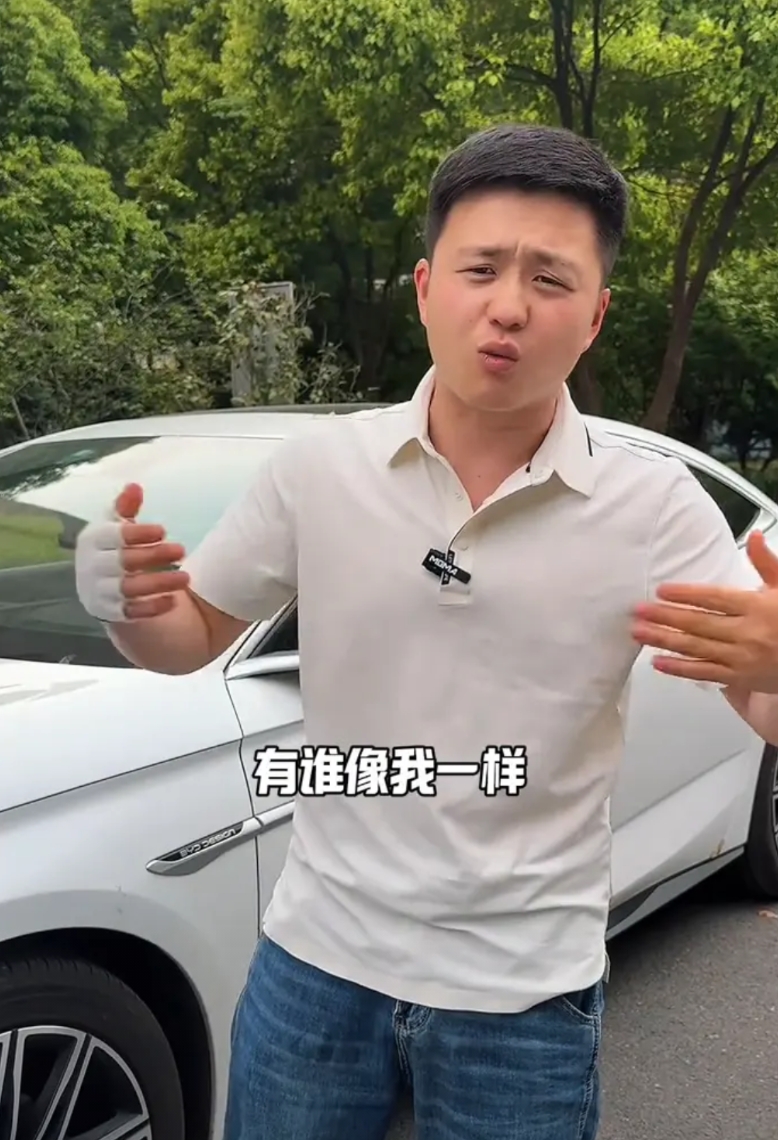注意：前挡玻璃被砸如何索赔？
正常行驶，突然一个石头飞过来把前挡风玻璃干碎了，该