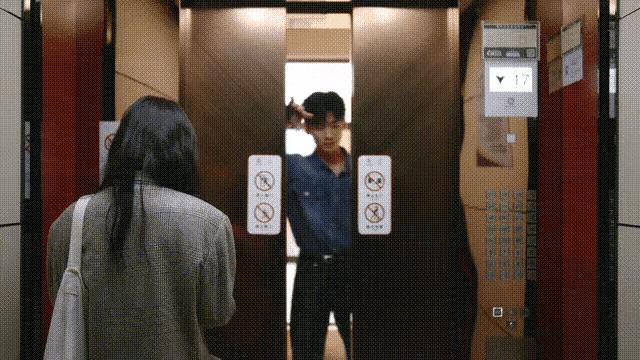 硬控白敬亭。
18岁时:哇偶，他好帅哦。
28岁时:切，他好能装啊。
哈哈哈哈哈