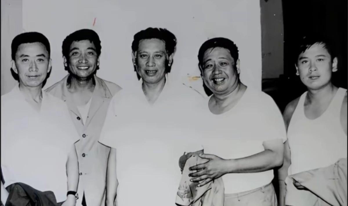 #秋日生活打卡季#马季、姜昆、赵炎，在哈尔滨的一张老照片。
1976年，马季先后