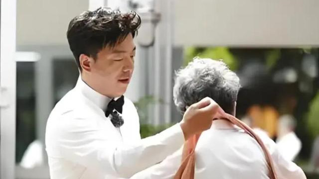 年入过亿，却把父亲送进养老院，这是为什么呢？黄渤听到问题后，脸上笑容渐渐消失，取而代之的是一丝落寞与