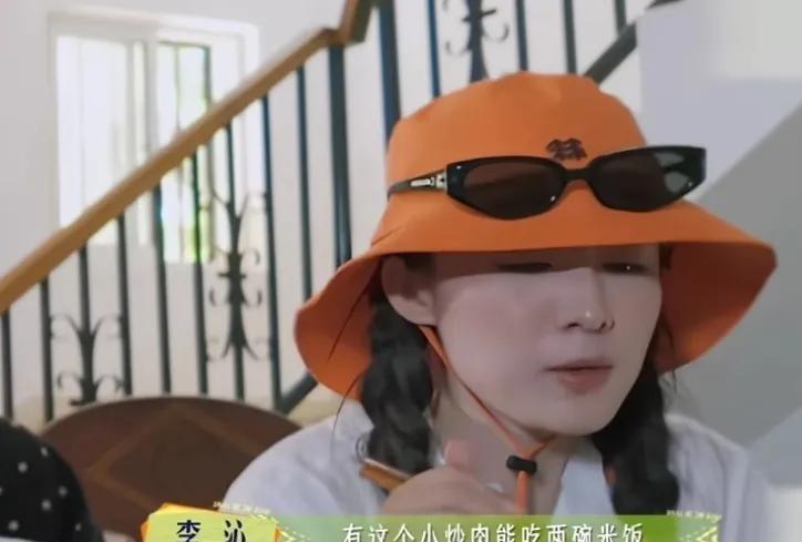 李沁太爱吃米饭了，配着小炒肉直接炫了一碗米饭，一边吃一边说：“有这个小炒肉能吃两