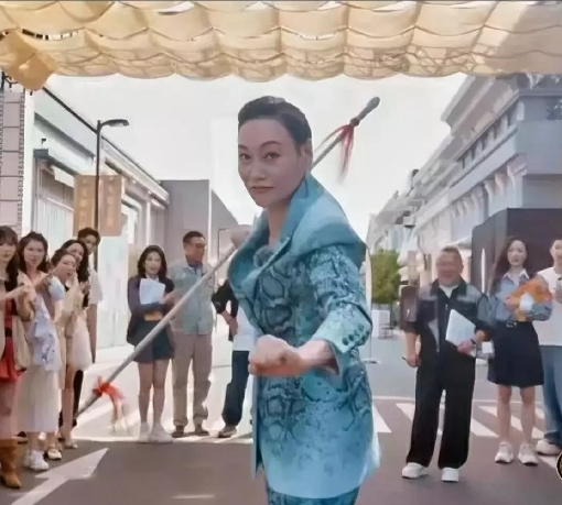 突然发现一个真相

无限超越班请的最对的人不是郝蕾，

也不是刘涛，而是惠英红，