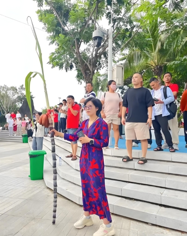 高考第一天，坐在考场外面闲来无事刷手机，无意间刷到这么一张图，我见过穿旗袍，也见
