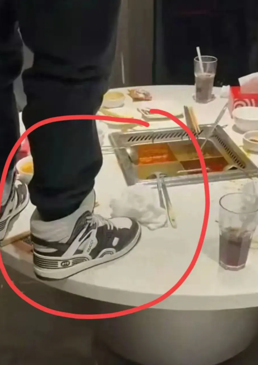 就应该让他们知道，随地大小便是要付出代价的
最近上海有两件事比较轰动，一件是孩子