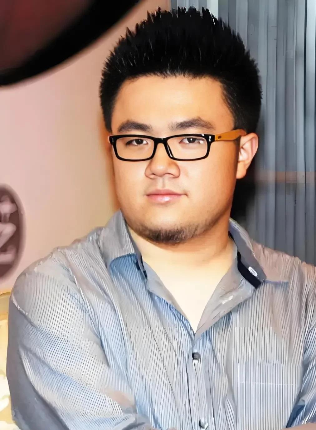 最近巴图两口子干了件挺有意思的事，俩儿子全跟奶奶宋丹丹姓了！ 大儿子叫宋一鸣，小