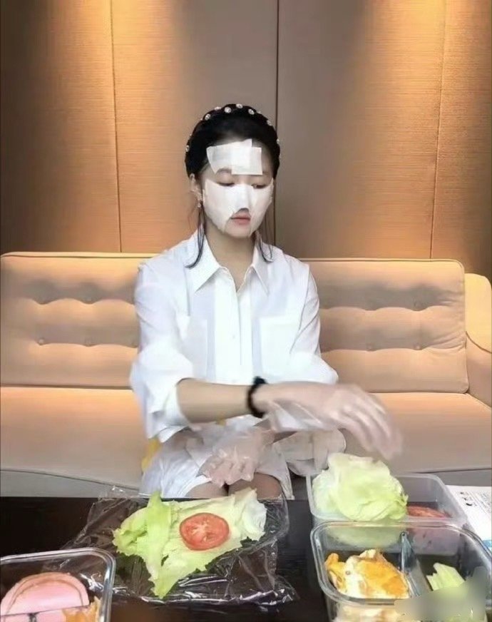 感觉关晓彤一年四季都在吃蔬菜三明治餐，她都这么瘦了，还天天吃着减脂低卡餐… ​​