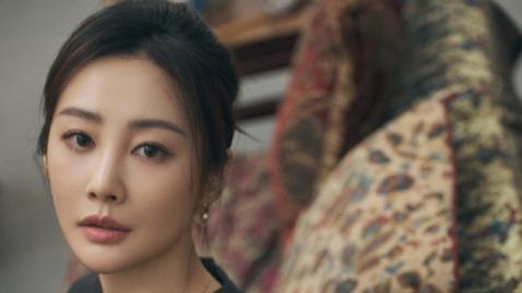 李纯的这街拍，松驰感满满，今年的剧都好好看！