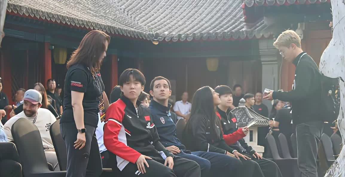 这女的是谁？王楚钦尴尬的五官都变形了，还不敢反抗的样子。

抽签的时候，
