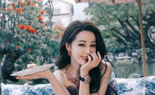 迪丽热巴的下午茶时光！