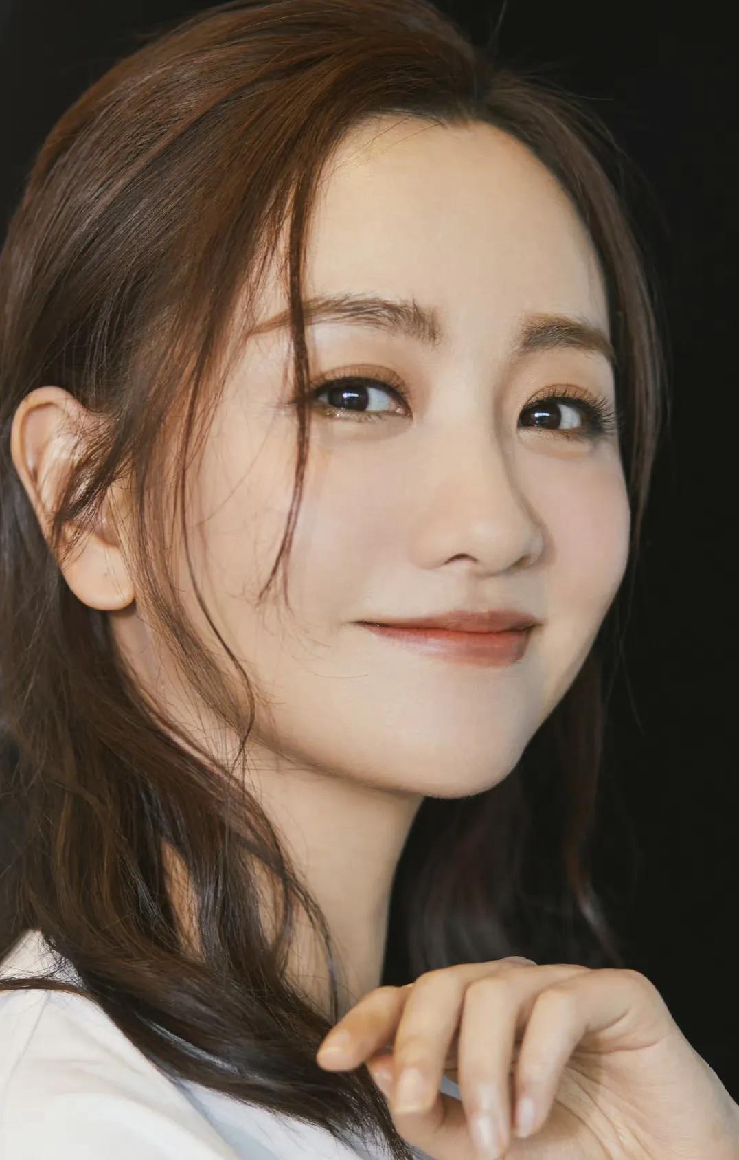 公交车上来一大爷，旁边一小姑娘对大爷说：“您坐我这，我把东西收拾一下。” 这姑娘