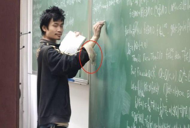 韦东奕应该感谢的人
不是他的父亲韦忠礼教授
也不是他的母亲俞蓁教授
而是在东阳老