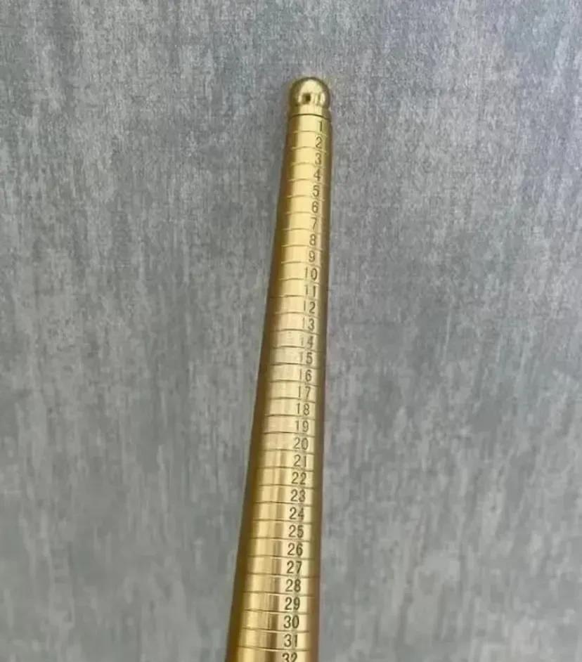 这根金色的长棒，上面刻满了数字，顶端还是个小圆球，底部还有个“HK”标记 。它看