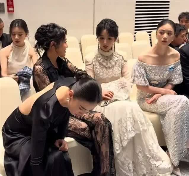 万万没想到你是这样的宋佳[捂脸]

获奖时穿的得体大方

一到了后台，你