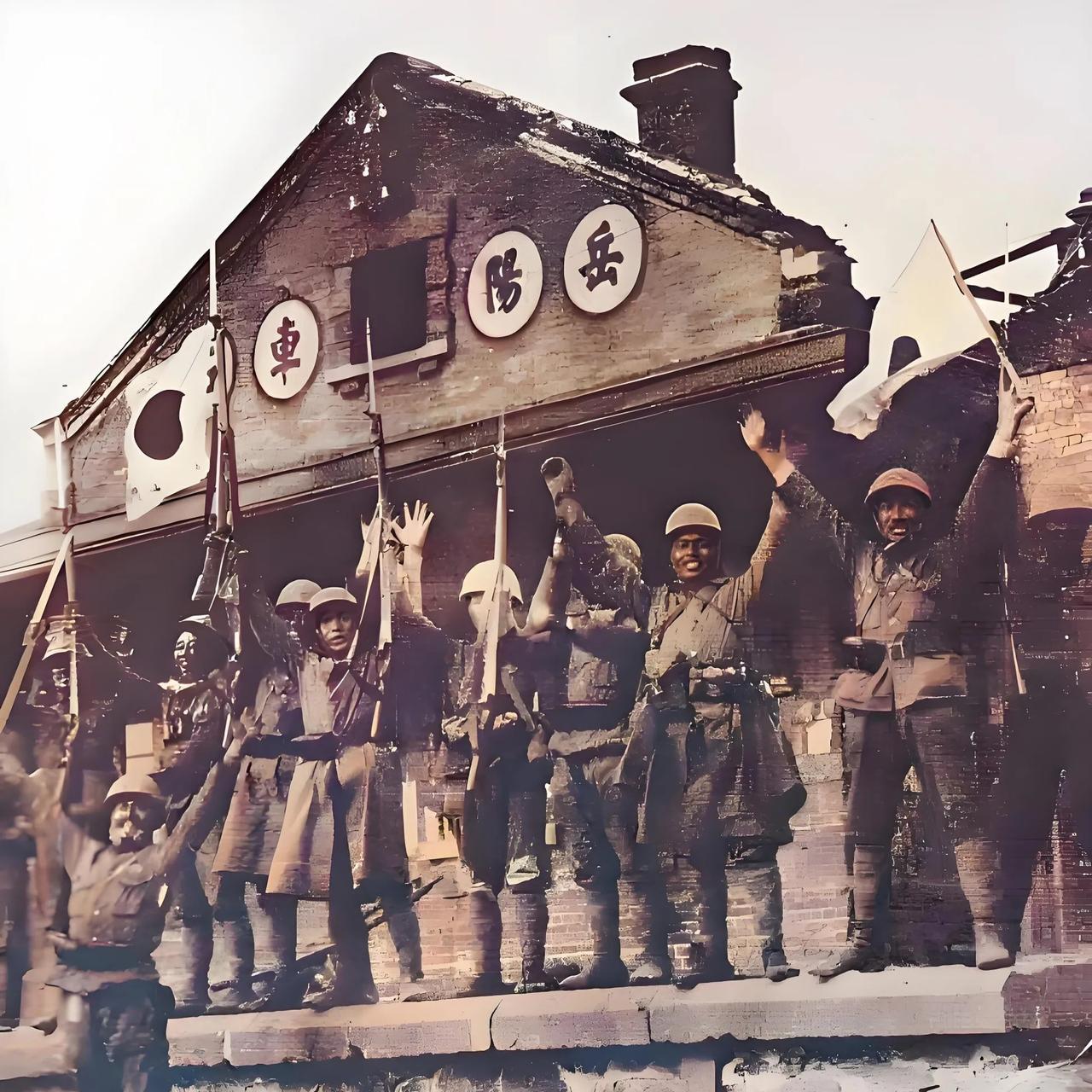 1938年11月，湖南岳阳被侵华日军占领，岳阳沦陷当日，日军组织士兵站在岳阳车站