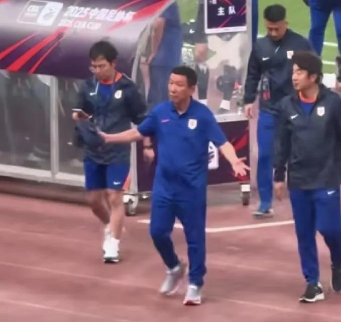 又是摊手甩锅！又是缺席赛后发布会推责！崔康熙带领泰山队止步16强，追平足协杯队史