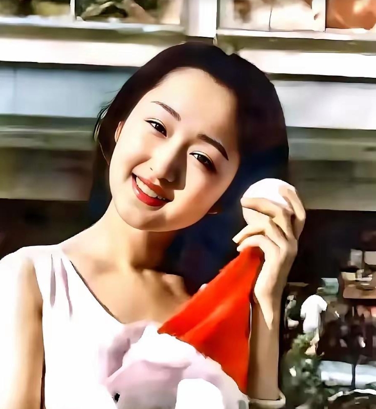 杨钰莹的财富有多雄厚？
刚才随手一查真是惊到我了！
90年代巅峰期那会儿，她可是