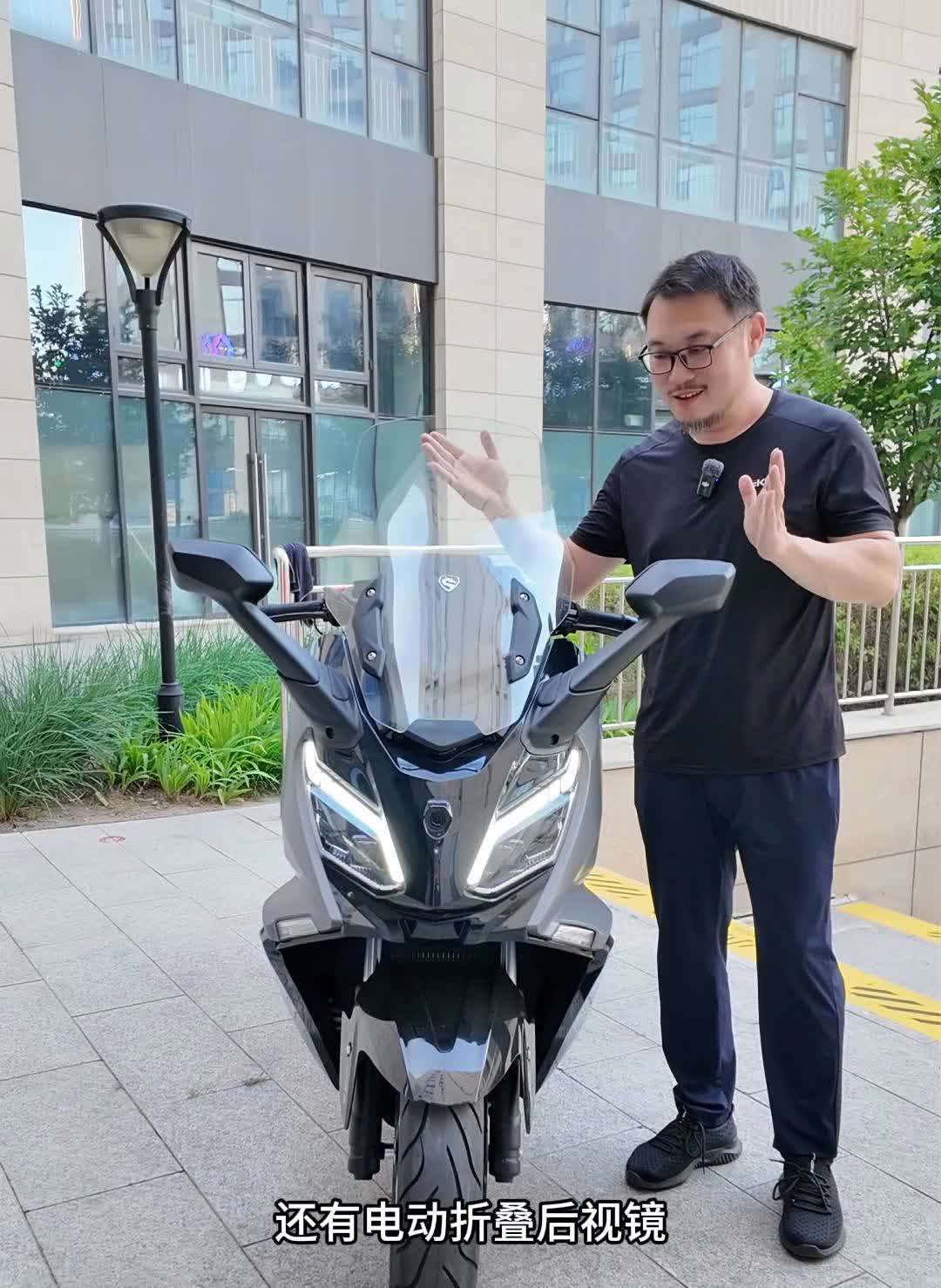 踏板新玩法：自动升降RT5。
这个车目前还没有上市，是宗申赛科龙的RT5。有电
