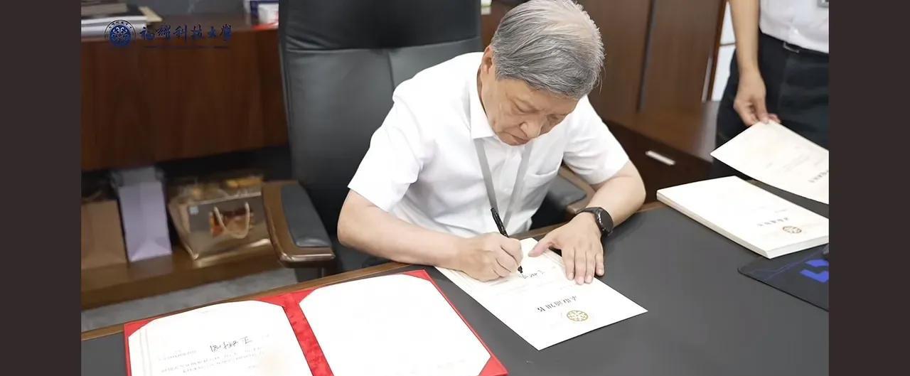 号外号外！
福耀大学招满50名学生啦！
最让人眼红的是，这批新生的录取通知书，全