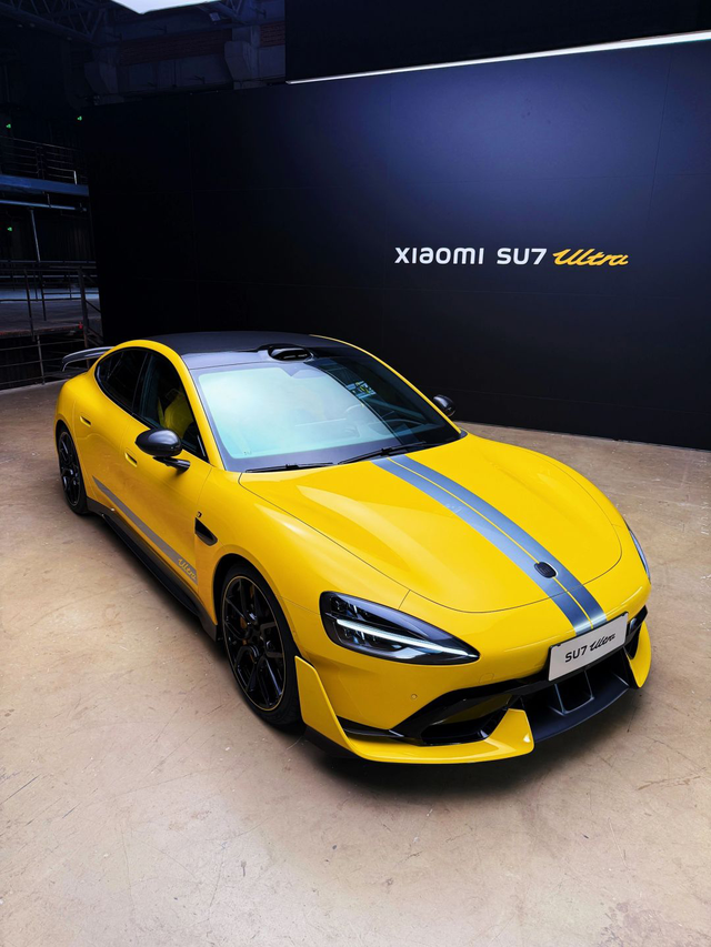小米SU7 Ultra开启预售
预售价81.49万元，黄色车漆搭配大尺寸尾翼，前