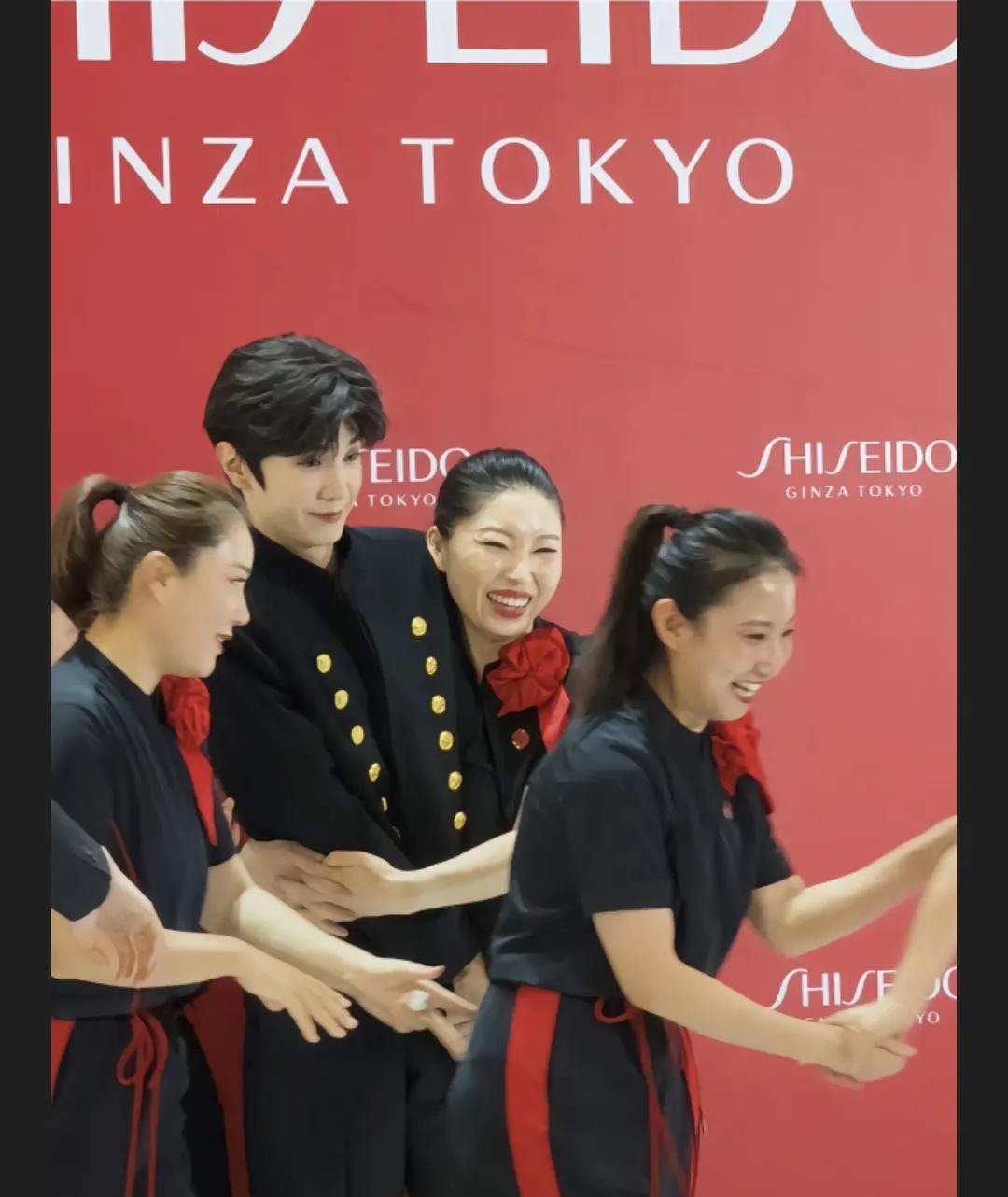 代入陈哲远真的要崩溃了
陈哲远演了《偷偷藏不住》后爆火
近日参加活动和资生堂柜姐