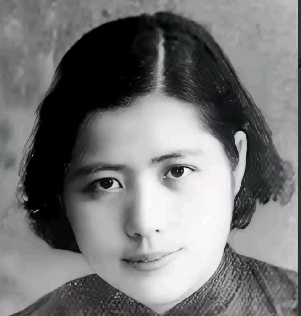 浓烟呛得人睁不开眼，黄君珏抹了把脸，攥紧手里那把只剩三发子弹的手枪。洞顶的鬼子正