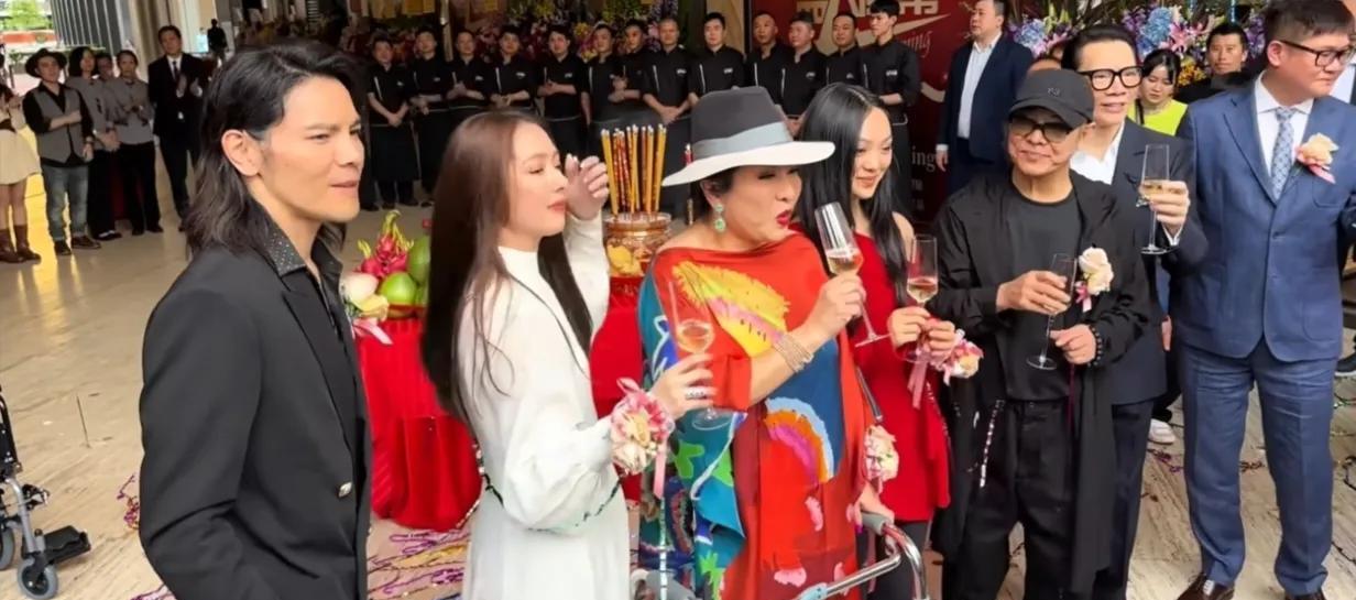 向太陈岚说：“有一次我和李连杰坐飞机去东京，参加电影展回来，飞机遭遇到8号风球，