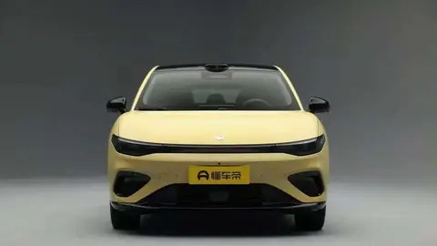 零跑Lafa5：1880mm的宽体+无框车门，一款高性能小钢炮！