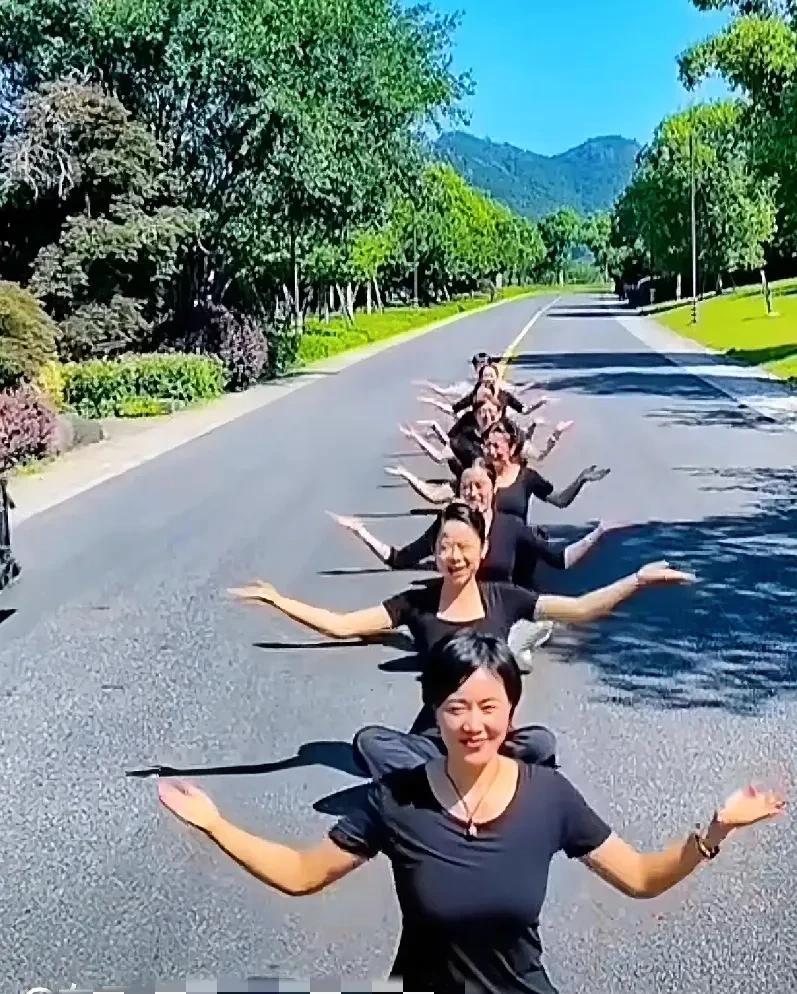 这些都是谁家的大宝贝，抓紧时间赶紧领回家吧，这是马路不是瑜伽馆。
我就想知道这样