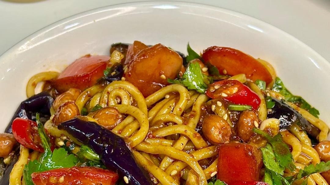茄子拌面，一口上头，两口怀疑人生：怎么这么简单还这么好吃？