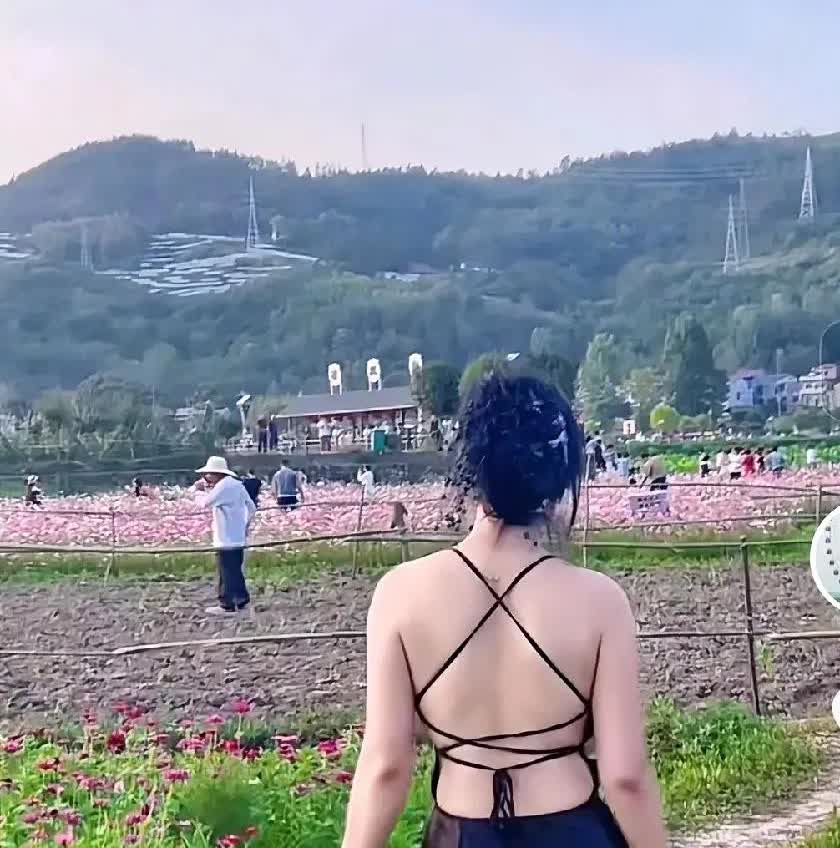 30岁女子因在自己网络账号上发布一个身着大露背吊带裙的背影视频被网友喷。

